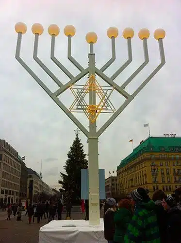 Candelabro Judío en la puerta de Bradenburgo de Berlín