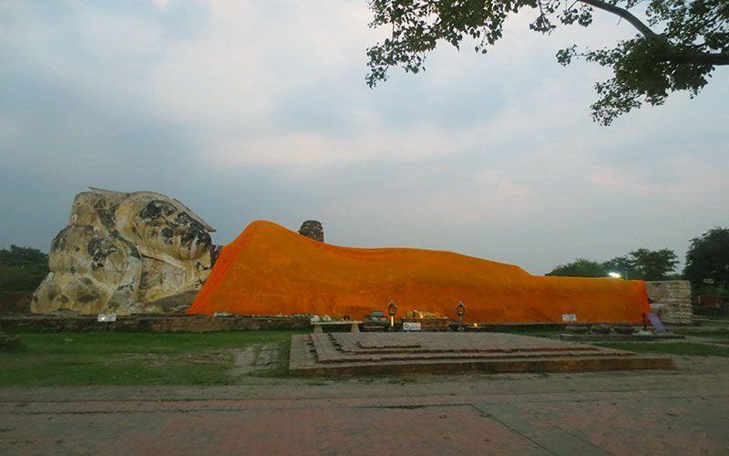 Buda reclinado de Wat Lokayasutharam