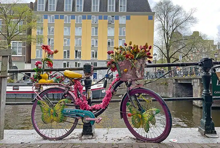 como ir del aeropuerto de Ámsterdam al centro en bicicleta