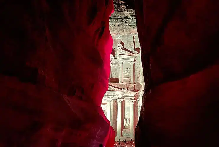 El Tesoro de Petra iluminado por la noche