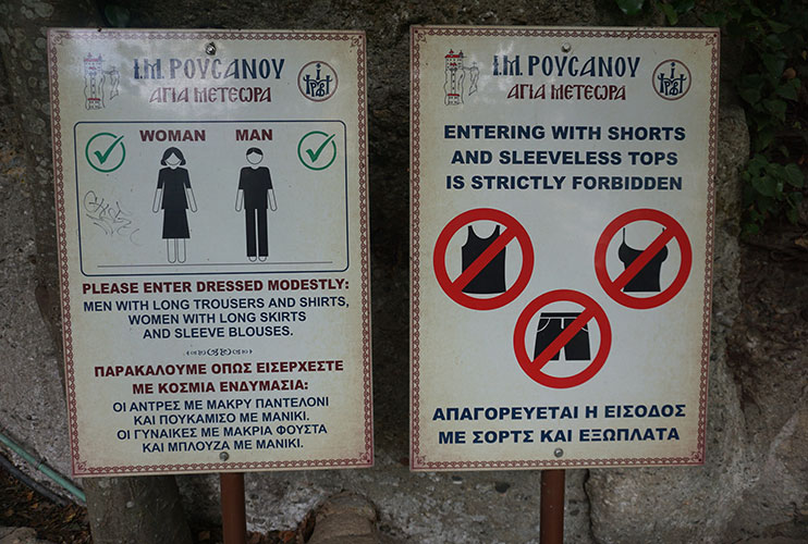 Código de vestimenta en los monasterios de Meteora