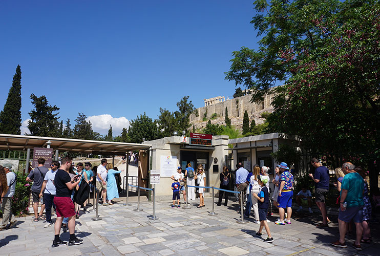 Entrada lateral para visitar la Acrópolis de Atenas
