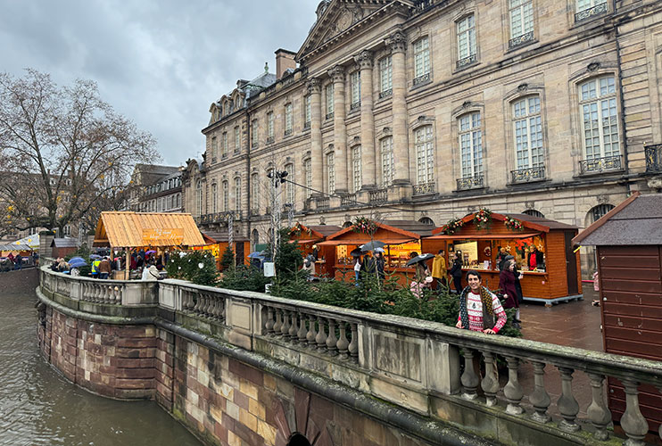 Mercado navideño de la place du Marché-aux-Poissons Estrasburgo