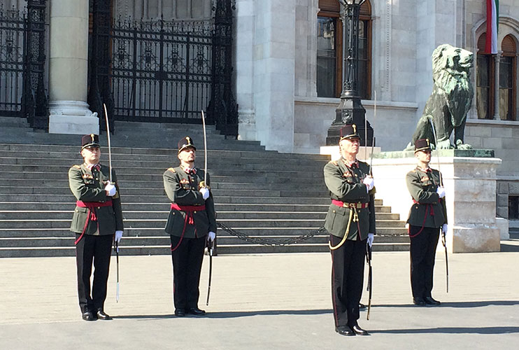 Cambio de guardia en el Parlamento de Budapest