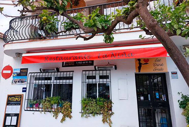 Sitios para comer barato en Benalmádena: la niña