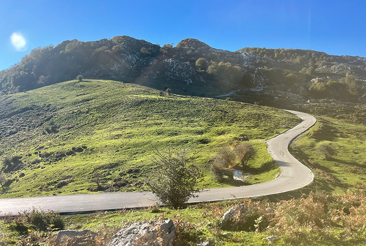 Carretera para subir a los lagos de Covadonga
