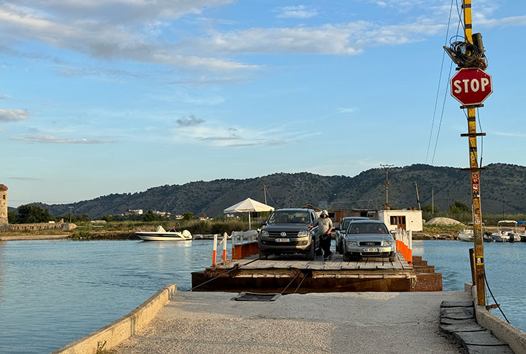 Plataforma para cruzar el canal en Butrinto