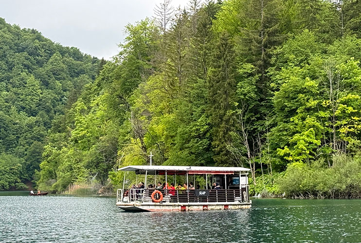 Barcos para visitar los lagos de Plitvice