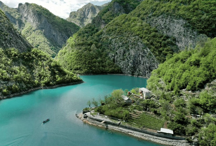 Lago Koman Albania