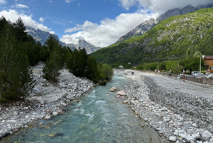 Ruta de senderismo en los Alpes albaneses