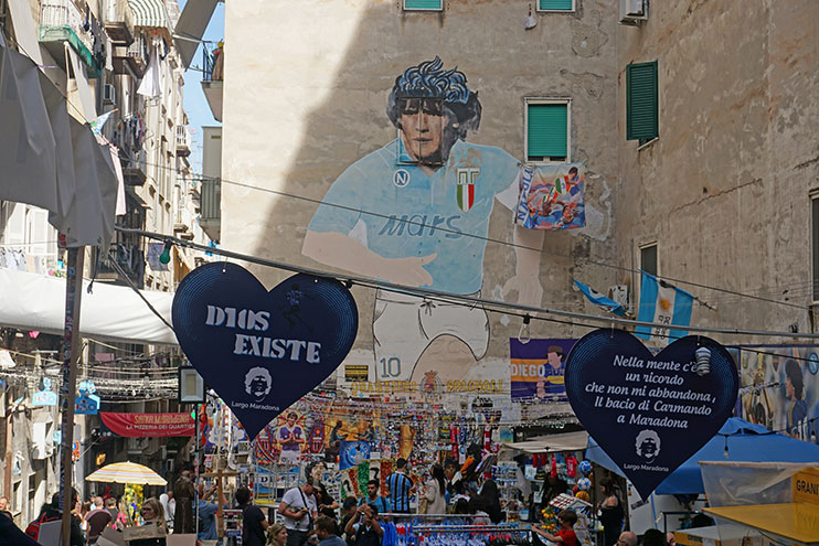 Mural de Maradona en el barrio español de Nápoles