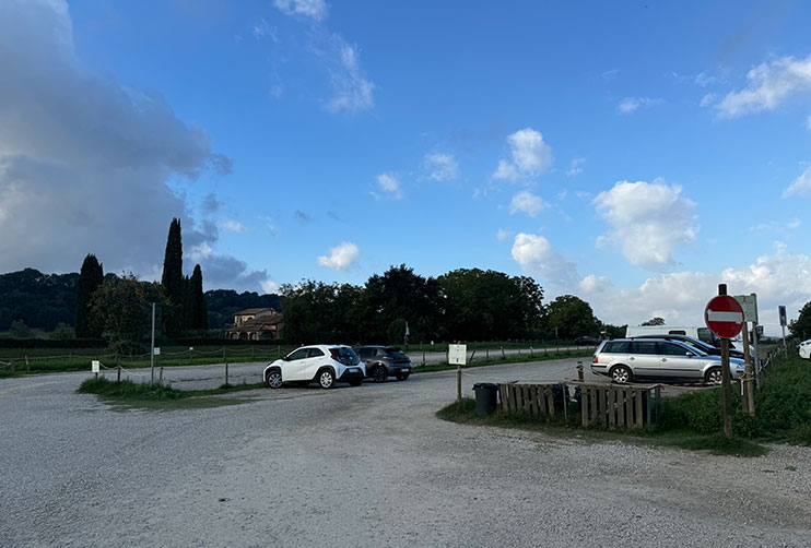 Aparcamiento en las termas de Saturnia