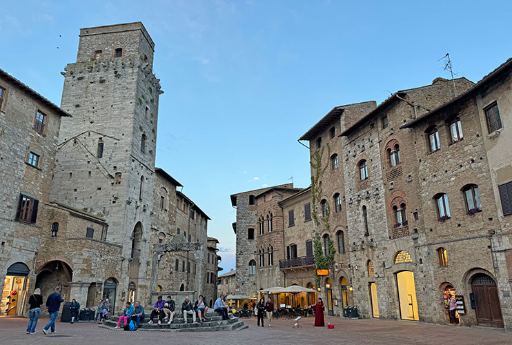 Piazza della Cisterna San Gimignano