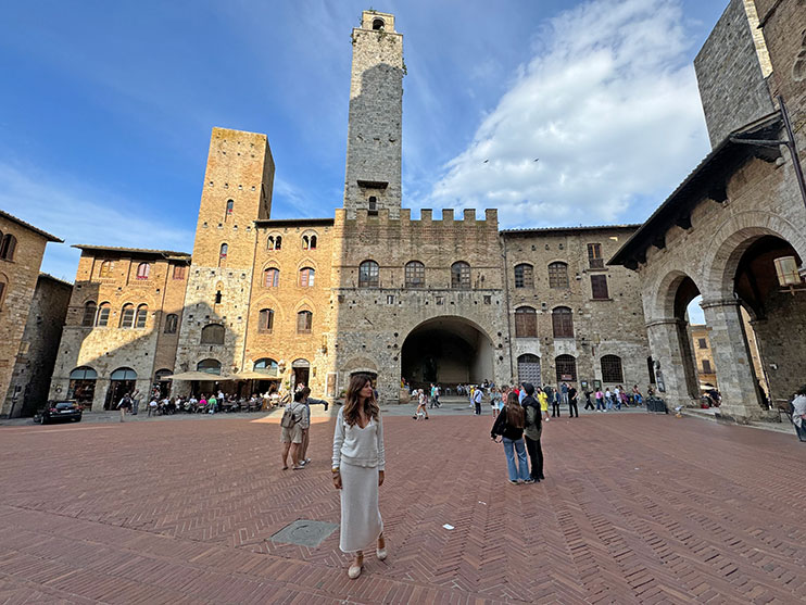 Piazza delle erbe San Gimignano