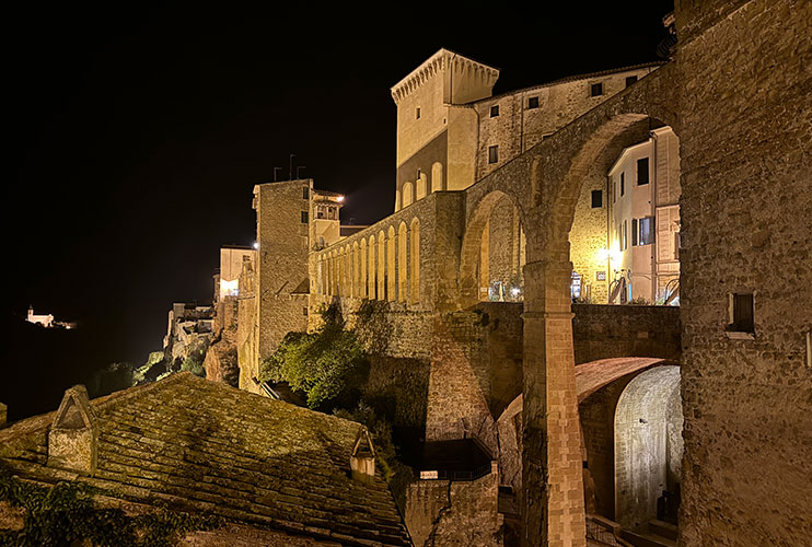 Pitigliano de noche